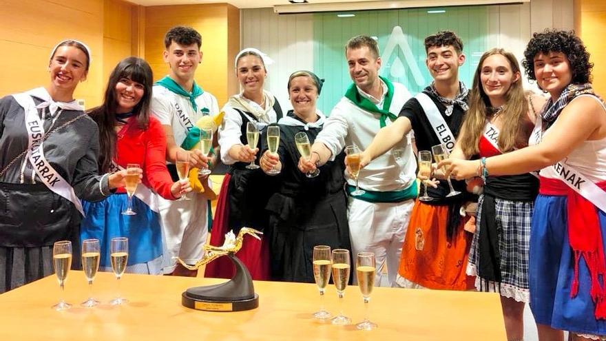 Representantes de cuadrillas, junto con alcalde y concejala de Fiestas, brindan en torno al trofeo Iguarrako de oro