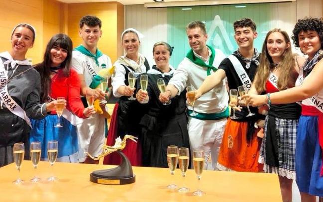 Representantes de cuadrillas, junto con alcalde y concejala de Fiestas, brindan en torno al trofeo Iguarrako de oro