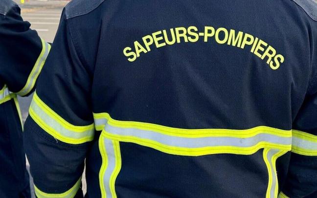 Imagen de archivo de un bombero francés de espaldas.