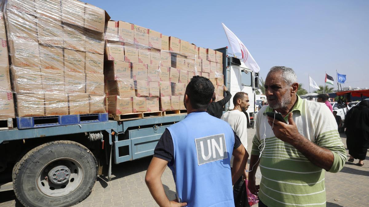 Un camión con ayuda humanitaria en el paso de Rafah aguarda el permiso para legar a Gaza.