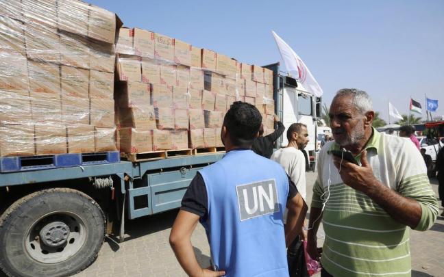 Un camión con ayuda humanitaria en el paso de Rafah aguarda el permiso para legar a Gaza.