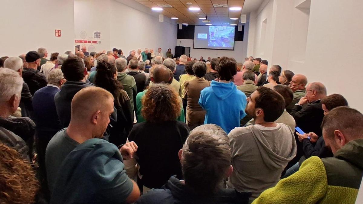 La asamblea contó con la asistencia de más de un centenar de personas