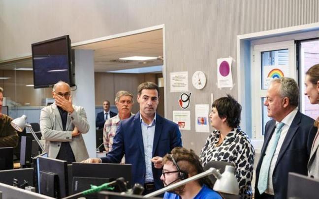 Pradales visita las instalaciones del Centro de Coordinación de Emergencias de Euskadi SOS Deiak.