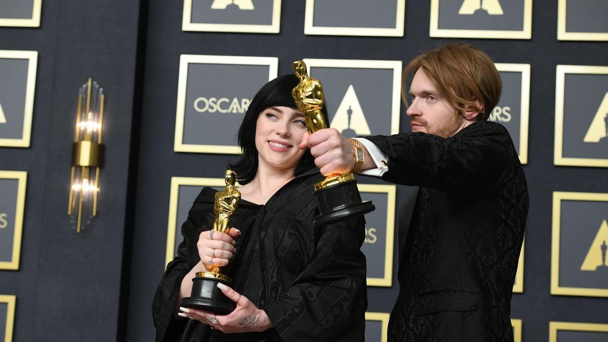 Billie Eilish y Finneas, ganadores del Oscar a mejor canción original.