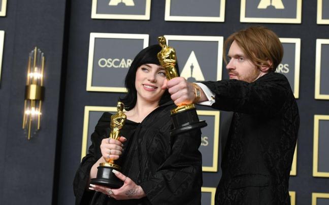 Billie Eilish y Finneas, ganadores del Oscar a mejor canción original.