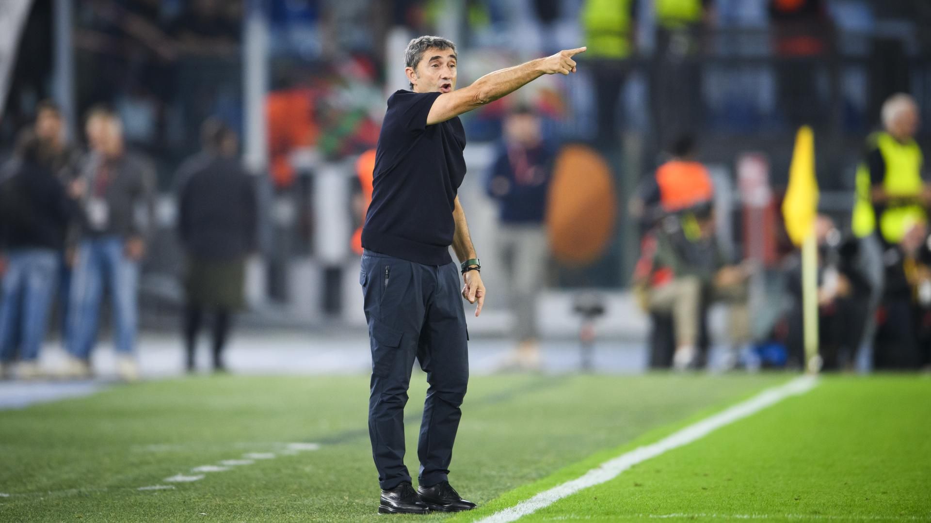 Ernesto Valverde, en imagen durante el partido en el Stadio Olímpico durante el pasado septiembre, sopesa alinear esta noche a Oihan Sancet. / ATHLETIC CLUB