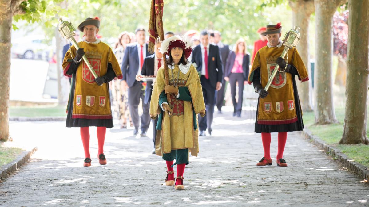 La Reina de Armas y los maceros abren la comitiva del homenaje al Reyno de Navarra. Foto: Gobierno de Navarra