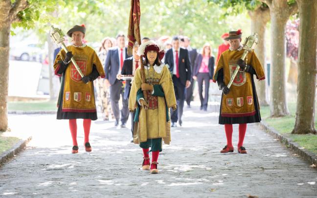 La Reina de Armas y los maceros abren la comitiva del homenaje al Reyno de Navarra. Foto: Gobierno de Navarra
