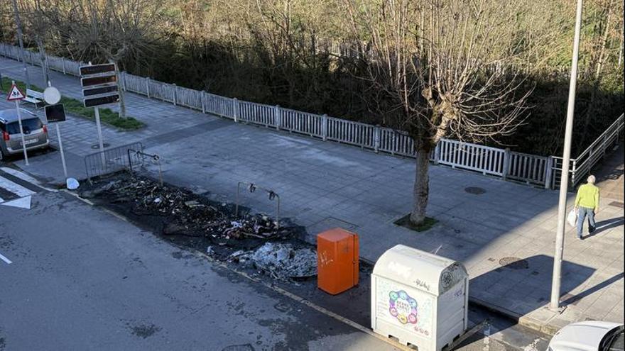 Contenedores quemados en Aretxabaleta.