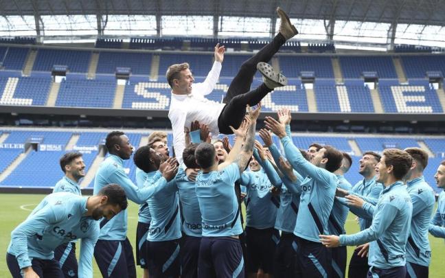 Los jugadores de la Real mantean a Asier Illarramendi, tras anunciar este su despedida del club txuri-urdin / JUAN HERRERO