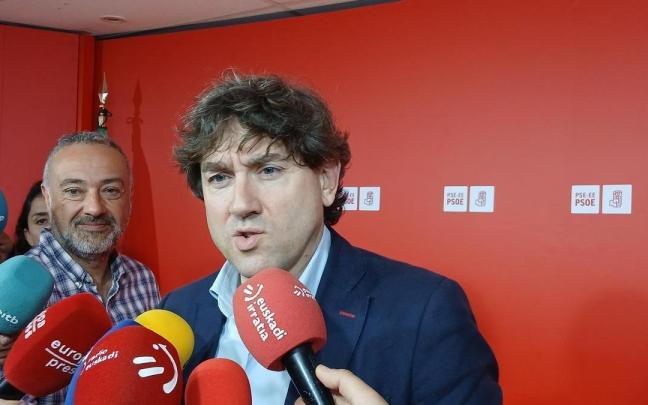 El secretario general del PSE-EE, Eneko Andueza, en declaraciones a los medios.