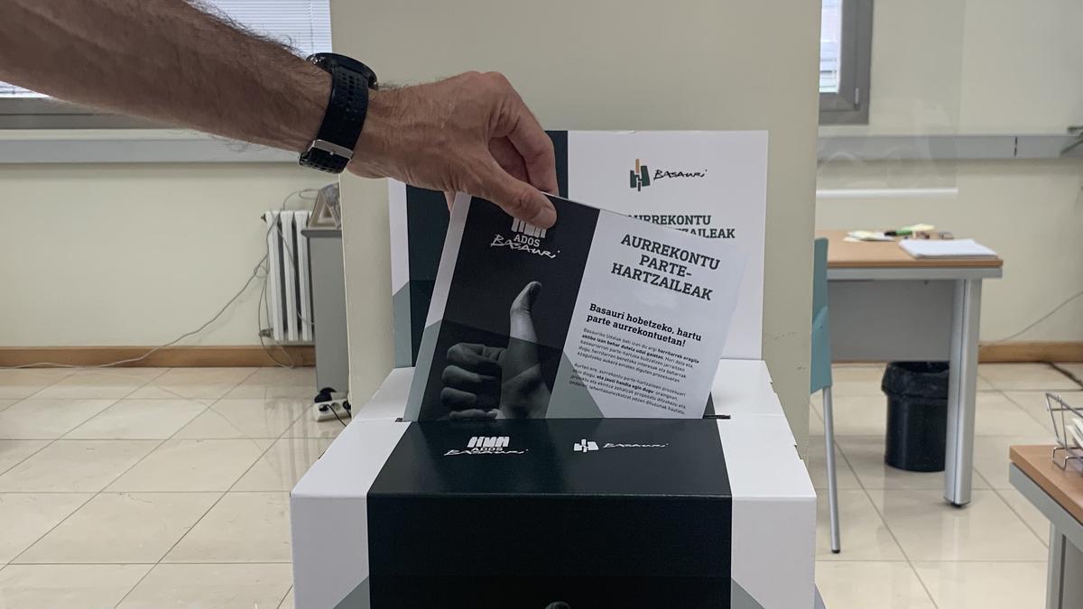 El formulario de propuestas cumplimentado se tiene que depositar en las urnas distribuidas por Basauri