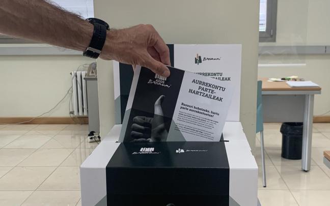 El formulario de propuestas cumplimentado se tiene que depositar en las urnas distribuidas por Basauri