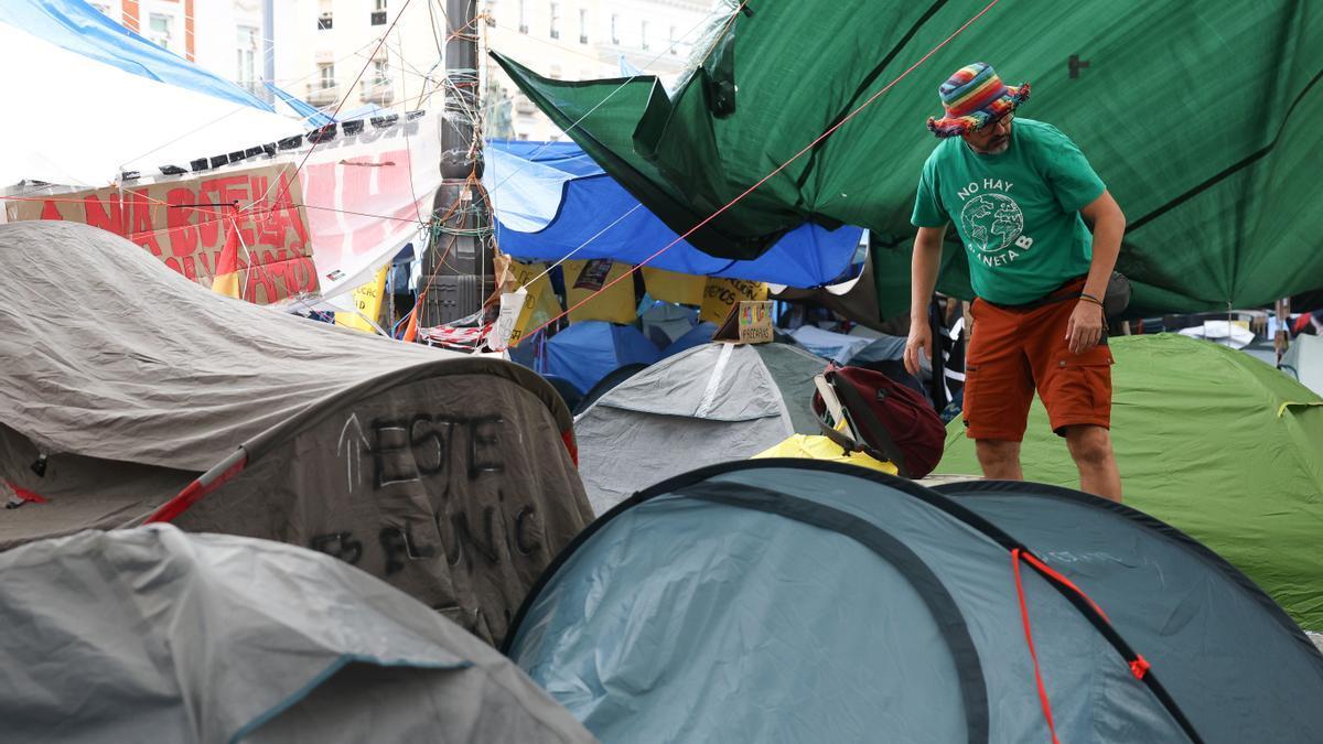 Una persona, en la acampada por la vivienda en la Puerta del Sol.