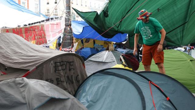 Una persona, en la acampada por la vivienda en la Puerta del Sol.