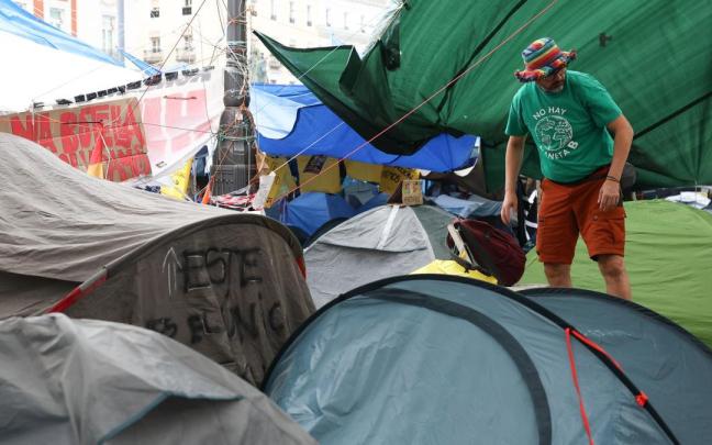 Una persona, en la acampada por la vivienda en la Puerta del Sol.