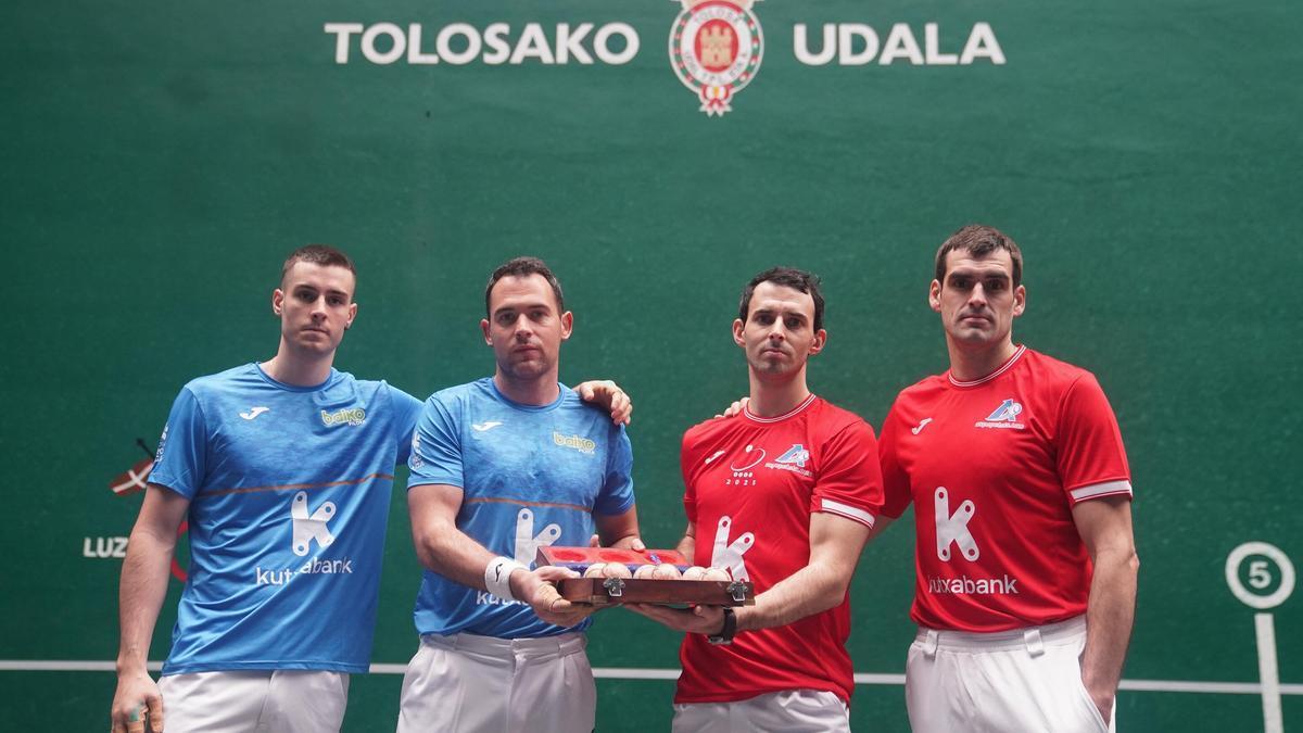 En imágenes: Altuna III-Ezkurdia y Jaka-Iztueta eligen material para la tercera jornada de la liguilla de semifinales del Campeonato de Parejas en el Beotibar de Tolosa.