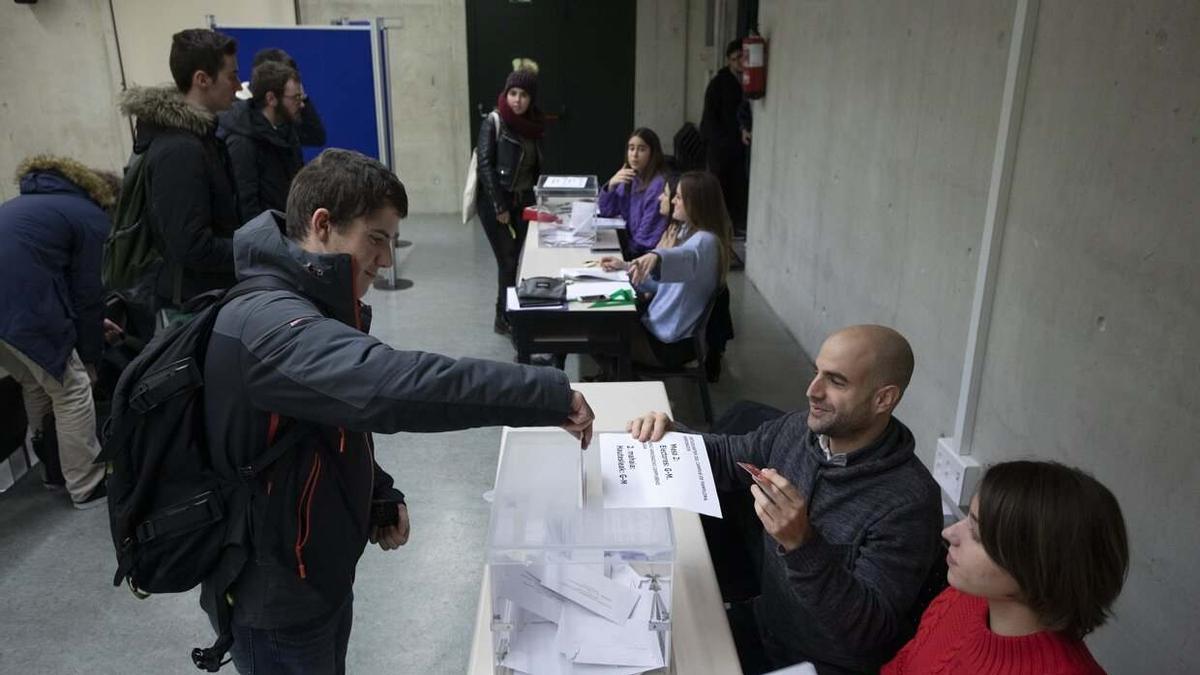 Un estudiante ejerce su derecho a voto en las elecciones a rector de 2019.