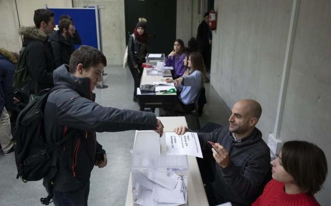 Un estudiante ejerce su derecho a voto en las elecciones a rector de 2019.