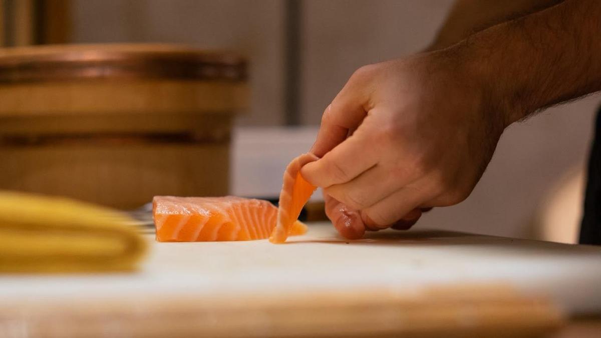 En Sushi Gallery Iruko explican todo el proceso para elaborar sushi.