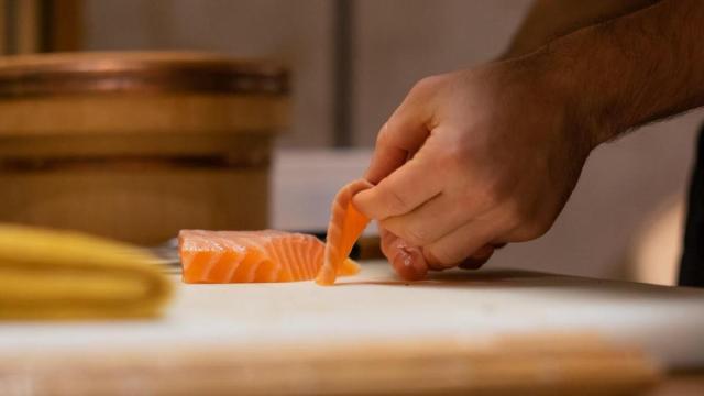 En Sushi Gallery Iruko explican todo el proceso para elaborar sushi.