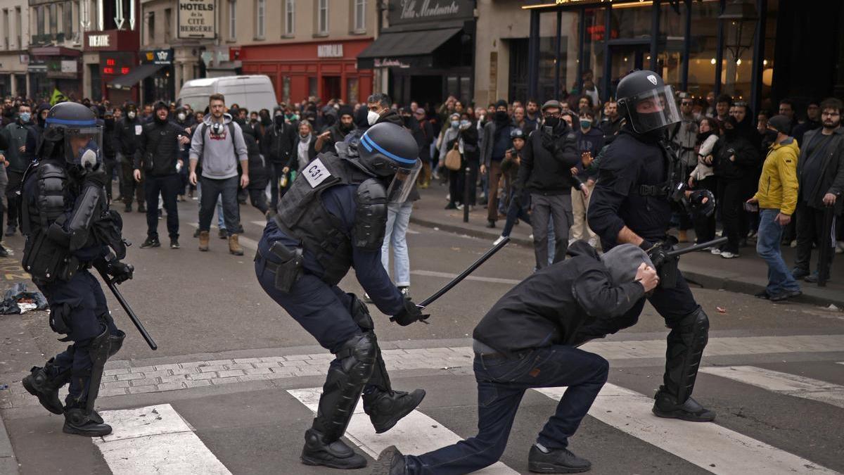 Policías y manifestantes se enfrentan durante las protestas en París.