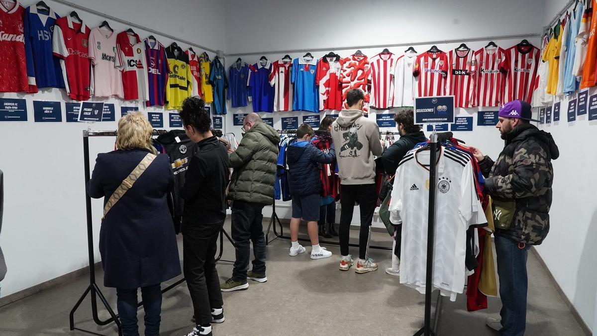 Exposición de camisetas de fútbol vintage en Bilbao