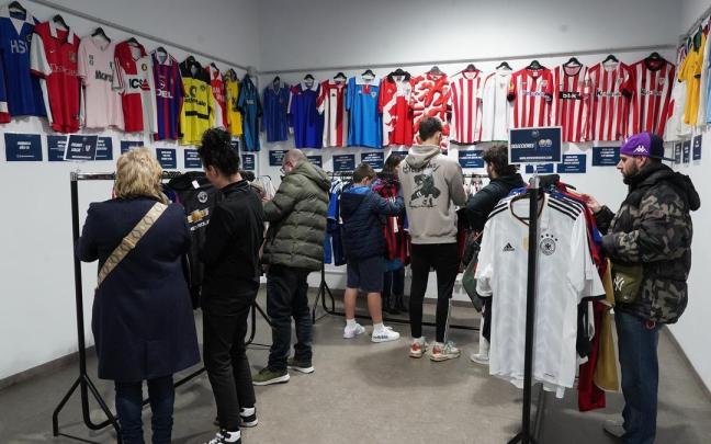 Exposición de camisetas de fútbol vintage en Bilbao