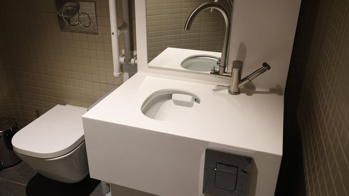 Imagen en detalle del primer baño adaptado para personas ostomizadas en Gipuzkoa