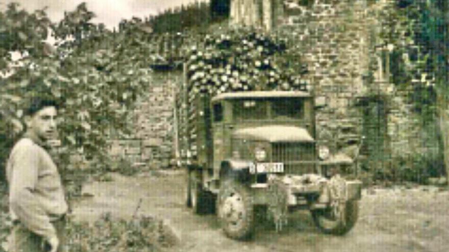 Imagen antigua del cargamento de leña que la familia bajaba del monte para abastecer el horno