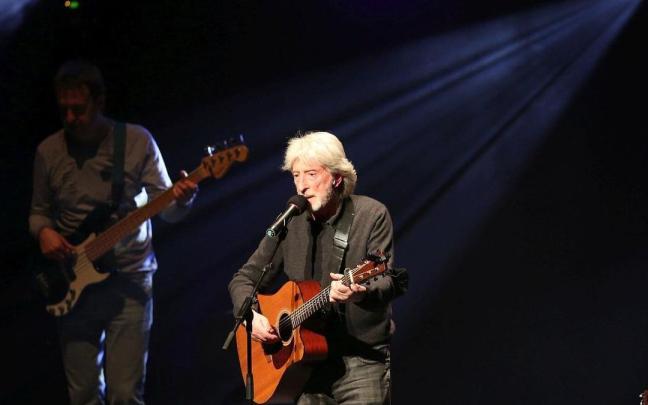 El legendario Benito Lertxundi durante uno de sus conciertos.	[Fotografía: ]