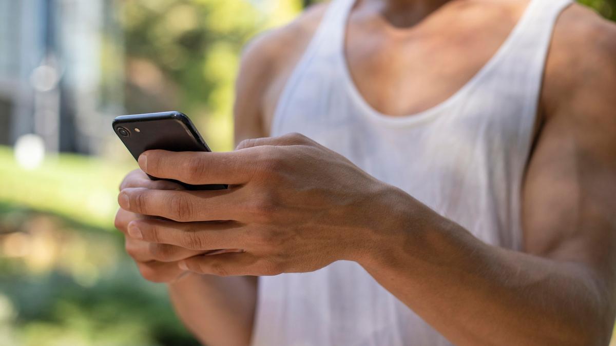 Hombre respondiendo a un mensaje del móvil.