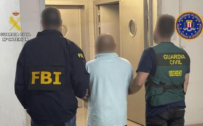 Un agente de la Guardia Civil y otro del FBI junto a uno de los pederastas detenidos. Un agente de la Guardia Civil y otro del FBI junto a uno de los pederastas detenidos.