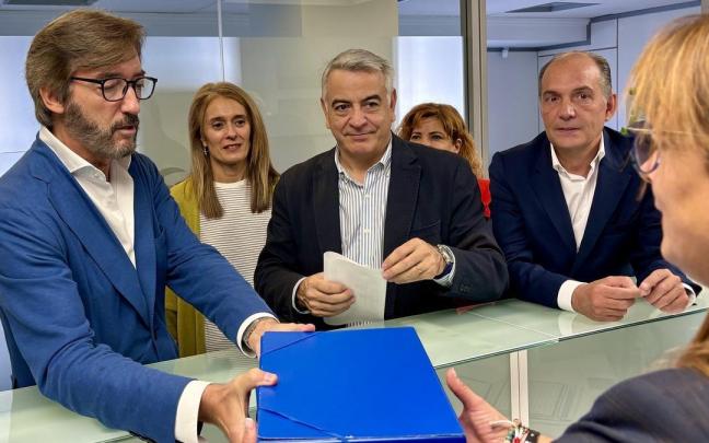 Entrega de avales para la candidatura de Javier de Andrés (en el centro) a la presidencia del PP vasco.