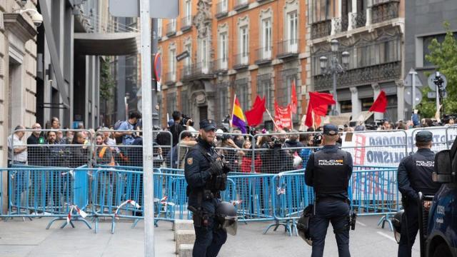 Agentes de la Policía en la protesta frente al Congreso de los acampados en la Puerta del Sol