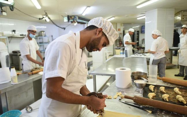 Una clase de repostería en un centro de Formación Profesional de la Fundación Peñascal. / Jose Mari Martinez Bubu Una clase de repostería en un centro de Formación Profesional de la Fundación Peñascal.