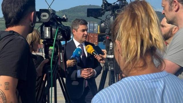 Mikel Jauregi atendía a los medios hoy en el Puerto de Bilbao.