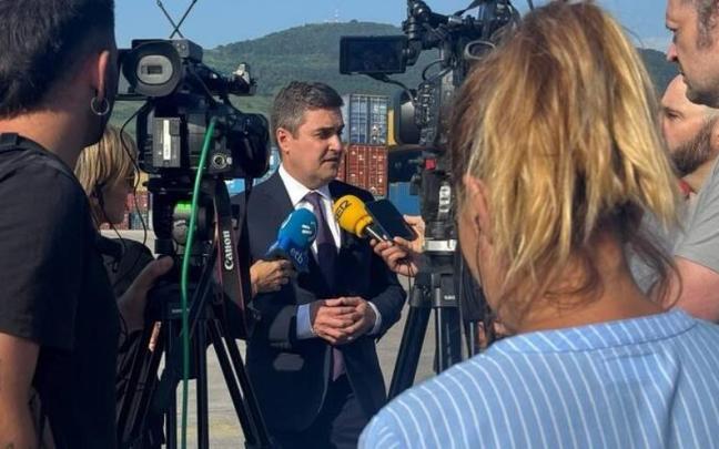 Mikel Jauregi atendía a los medios hoy en el Puerto de Bilbao.