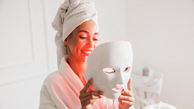Chica con una máscara LED de luz roja.