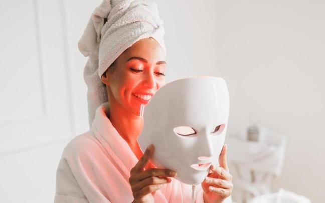 Chica con una máscara LED de luz roja.