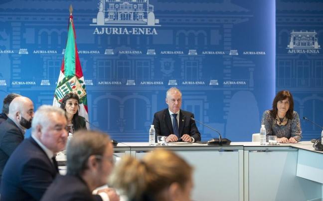 Reuni&oacute;n de la Mesa de Seguimiento para la Acogida de Personas Refugiadas de Ucrania, en la que se presenta el documento "Ucrania-Euskadi: memoria de un a&ntilde;o de solidaridad".