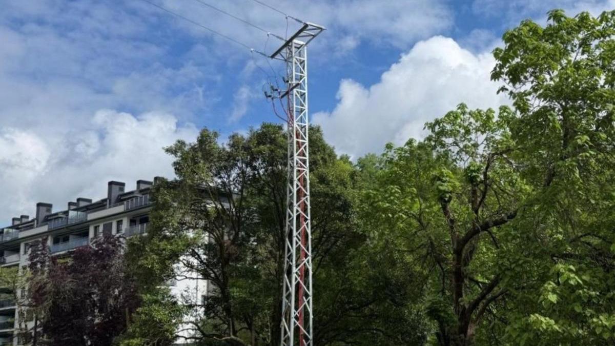 El poste de la electricidad se va a retirar y los cables van a ser soterrados.