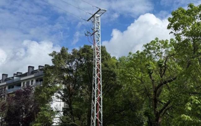 El poste de la electricidad se va a retirar y los cables van a ser soterrados.