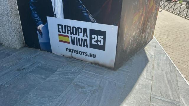 Fachada de la sede de Vox dañada por la quema de penes de plástico.