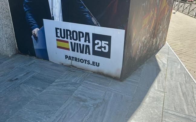 Fachada de la sede de Vox dañada por la quema de penes de plástico.