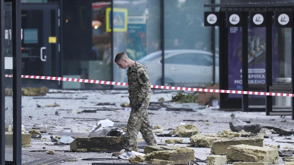 Escombros provocados por un ataque con drones el pasado fin de semana en el centro de Moscú.