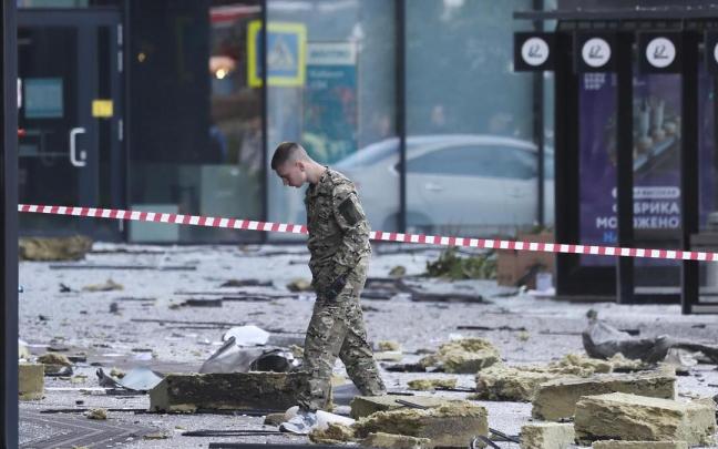 Escombros provocados por un ataque con drones el pasado fin de semana en el centro de Moscú.
