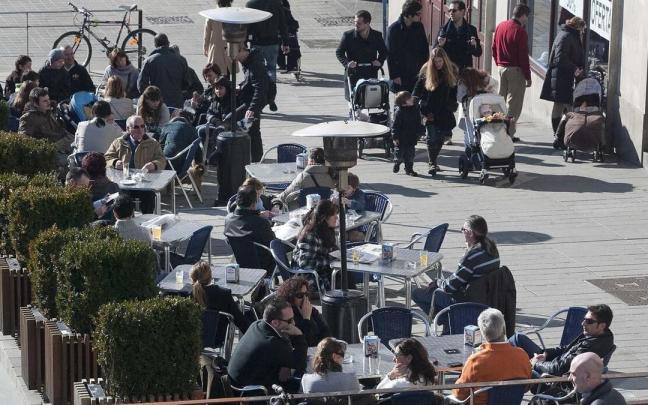 Gente sentada en la Plaza de la Virgen Blanca, punto clave de la ciudad / Josu Chavarri Gente sentada en la Plaza de la Virgen Blanca, punto clave de la ciudad