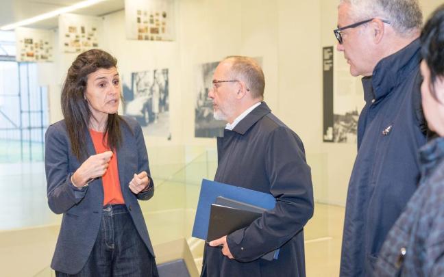 La consejera de Igualdad, Justicia y Políticas Sociales, Nerea Melgosa, conversa con el conseller de Drets Socials, Carles Campuzano.