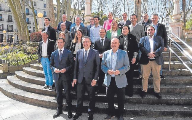 Aitor Esteban posa junto al lehendakari y los miembros del Euzkadi Buru Batzar entrante y el saliente